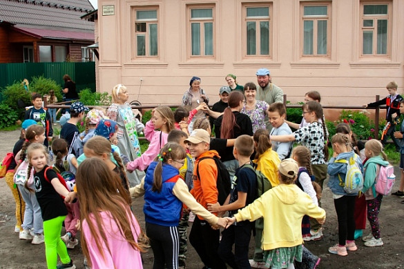 В Комсомольском районе сельский батюшка устраивает экскурсии для детей 